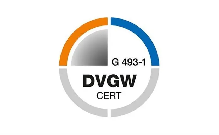 DVGW-CERT-Logo mit orangefarbenem und blauem Halbkreis, Schriftzug „G 493-1 DVGW CERT“ in der Mitte.