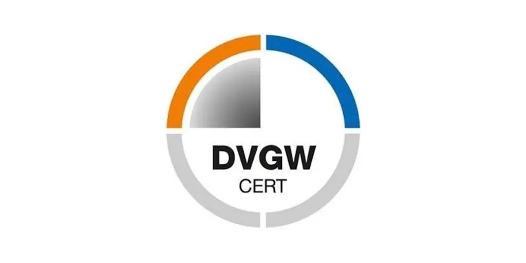 DVGW-CERT-Logo mit segmentiertem Kreismotiv in Orange, Blau und Grau auf weißem Hintergrund.